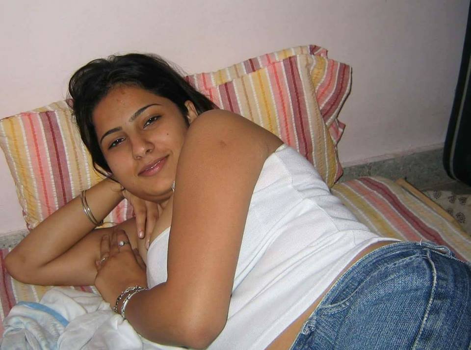 ম্যাডামের নগ্ন দেহটা কল্পনা করতে লাগলাম-Bangla Choti