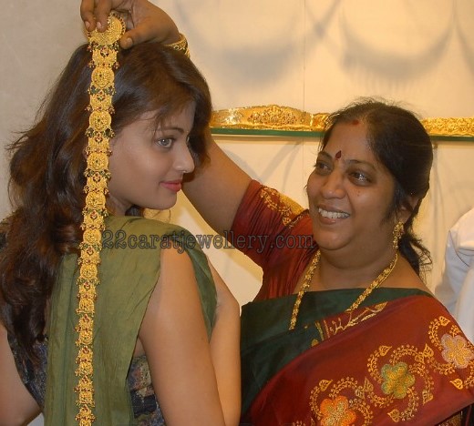 শাড়ী শরীয়ে বাম দুধটা আলগা করলাম-Bangla Choti